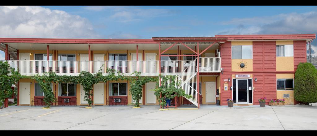 Maple Leaf Motel Inn Towne Osoyoos Exteriör bild